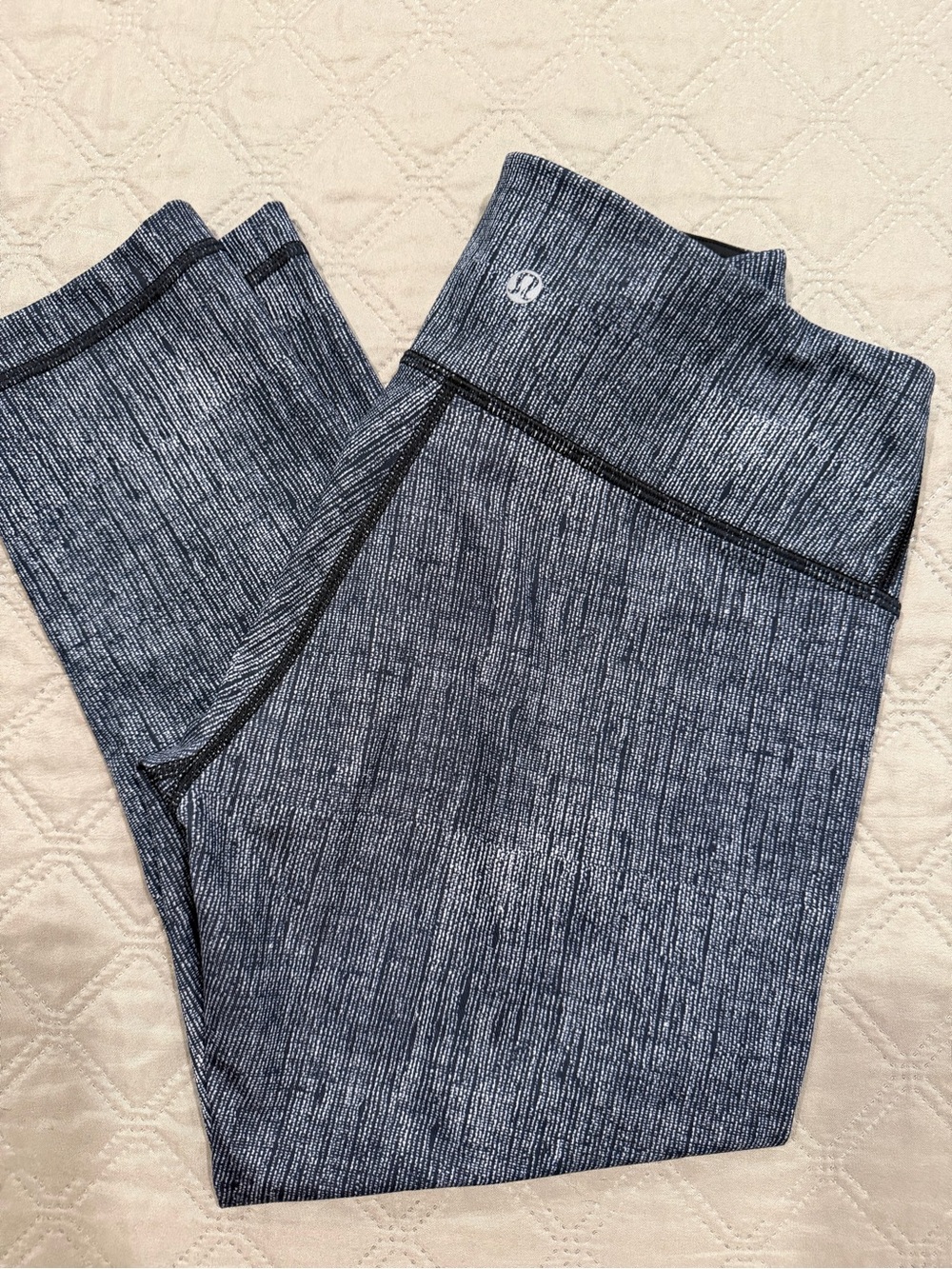 lululemon black and white space-dye leggings Crop.